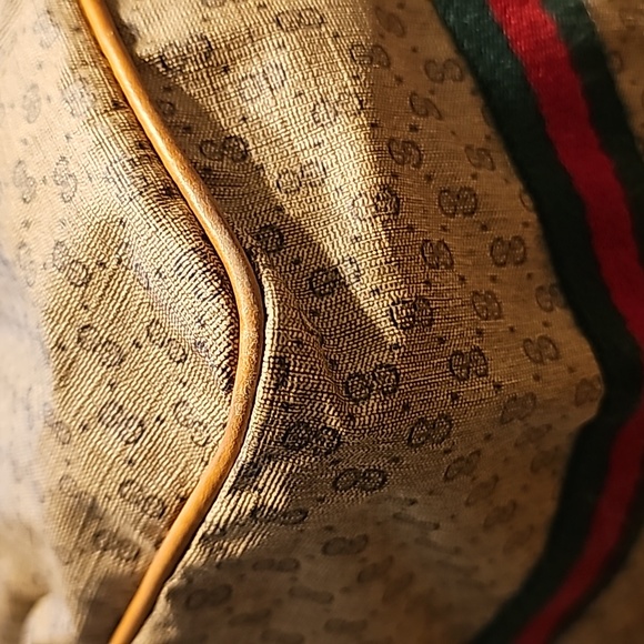 Gucci duffle and pouch. Comes with COA. - Picture 7 of 16